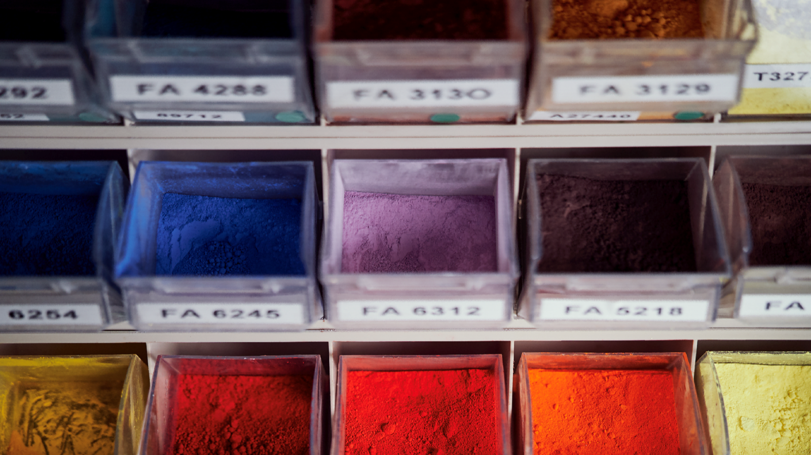 Le Creuset 珐琅色粉档案